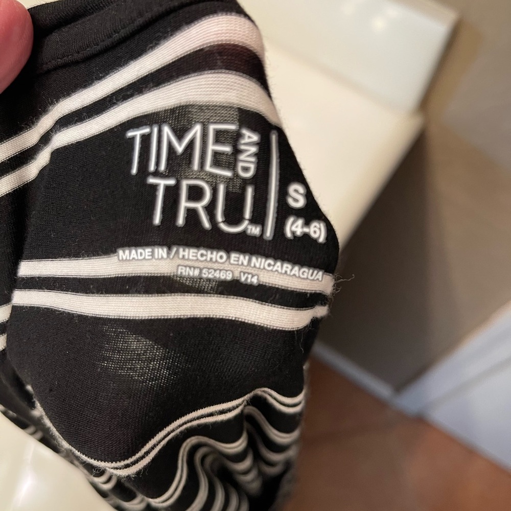 ***Time and Tru Top - Picture 2 of 5